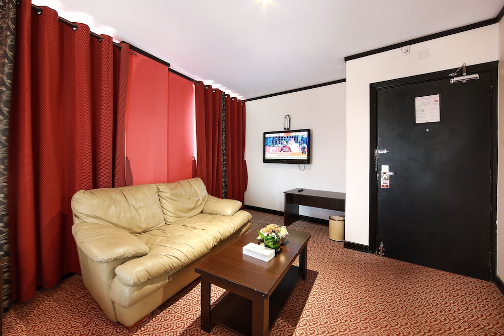Manhattan Avenue Hotel 37/68