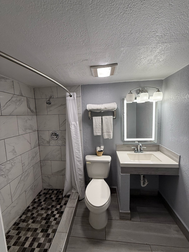 Executive Inn and Kitchenette Suites 29/34