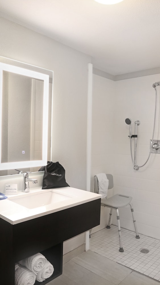 Holiday Inn Express New Orleans East 40/42