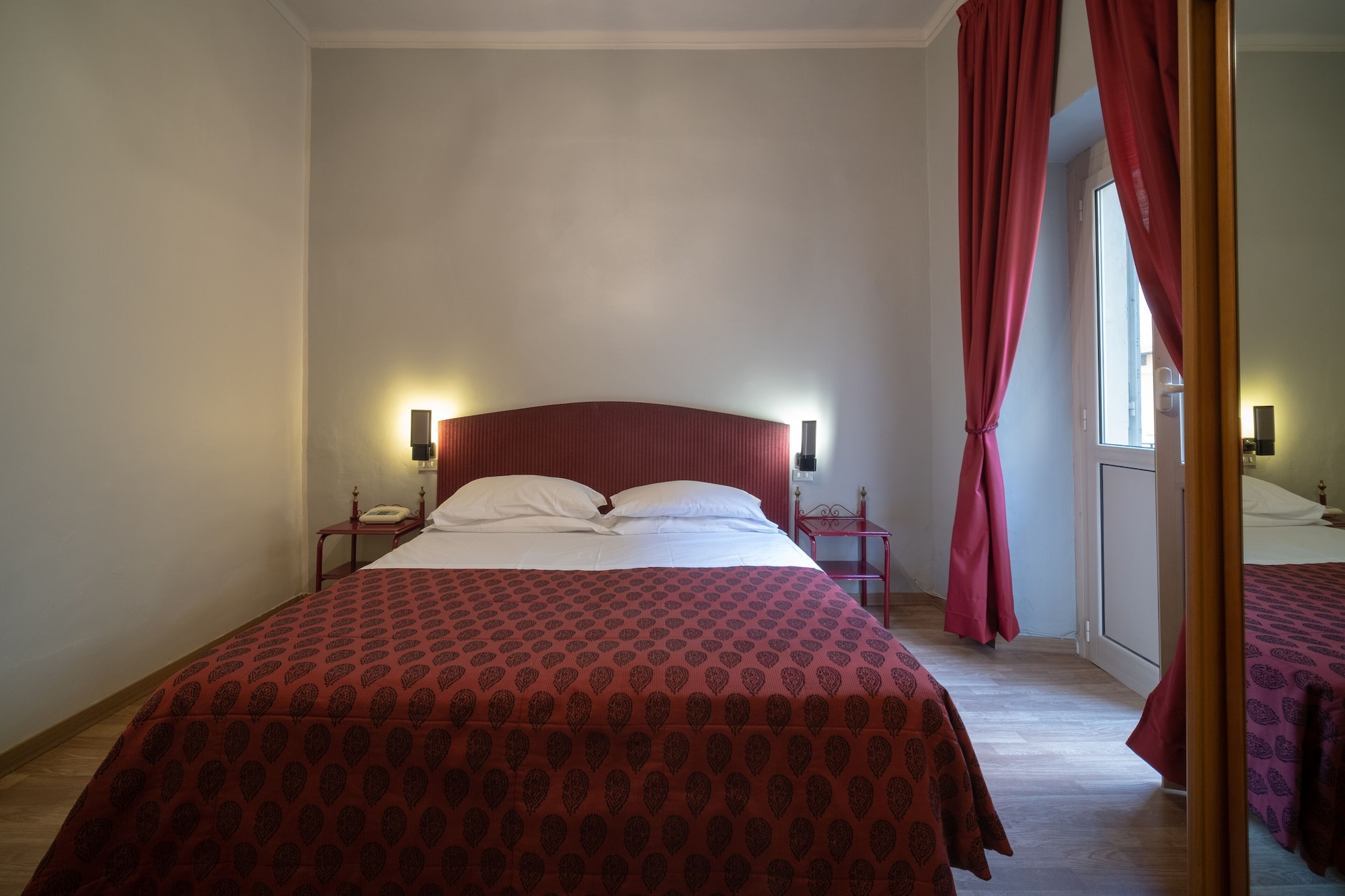 ROOM, DOUBLE BED