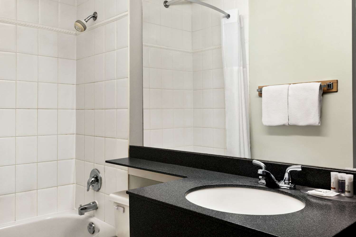 Days Inn By Wyndham Vancouver Downtown 32/32