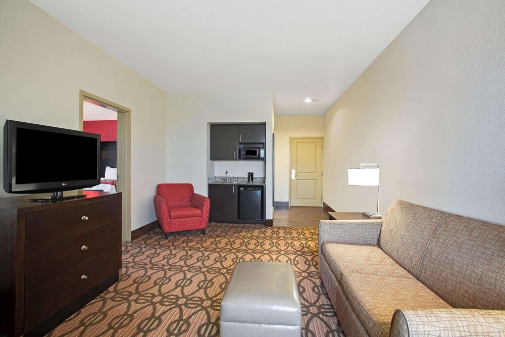 La Quinta Inn Suites Pearsall 38/56