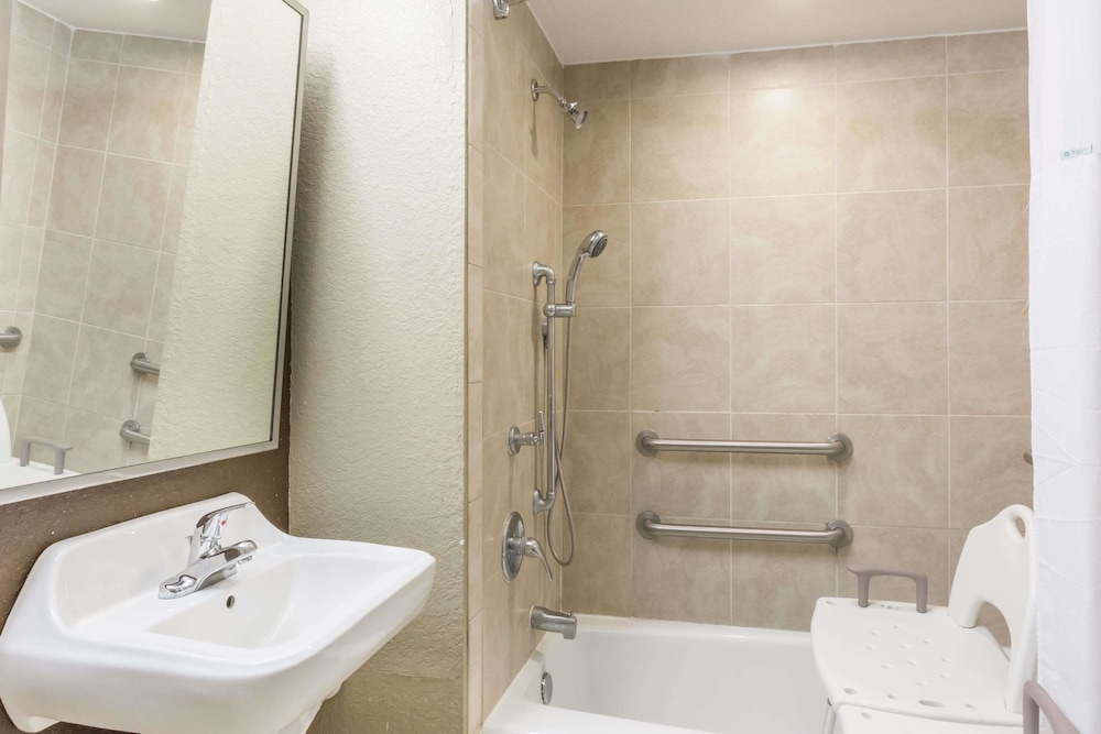 Microtel Inn & Suites by Wyndham Jacksonville Airport 8/40