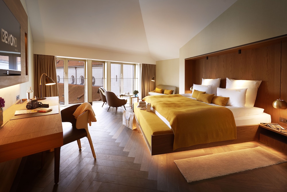 Junior Suite, King Bed, Church View