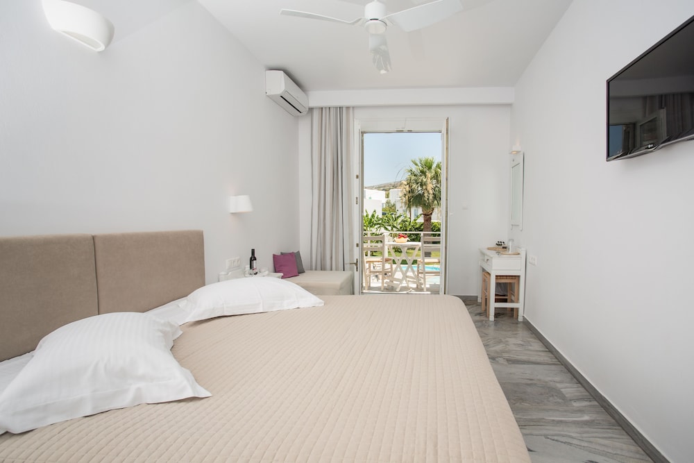Polos Hotel Paros 33/90