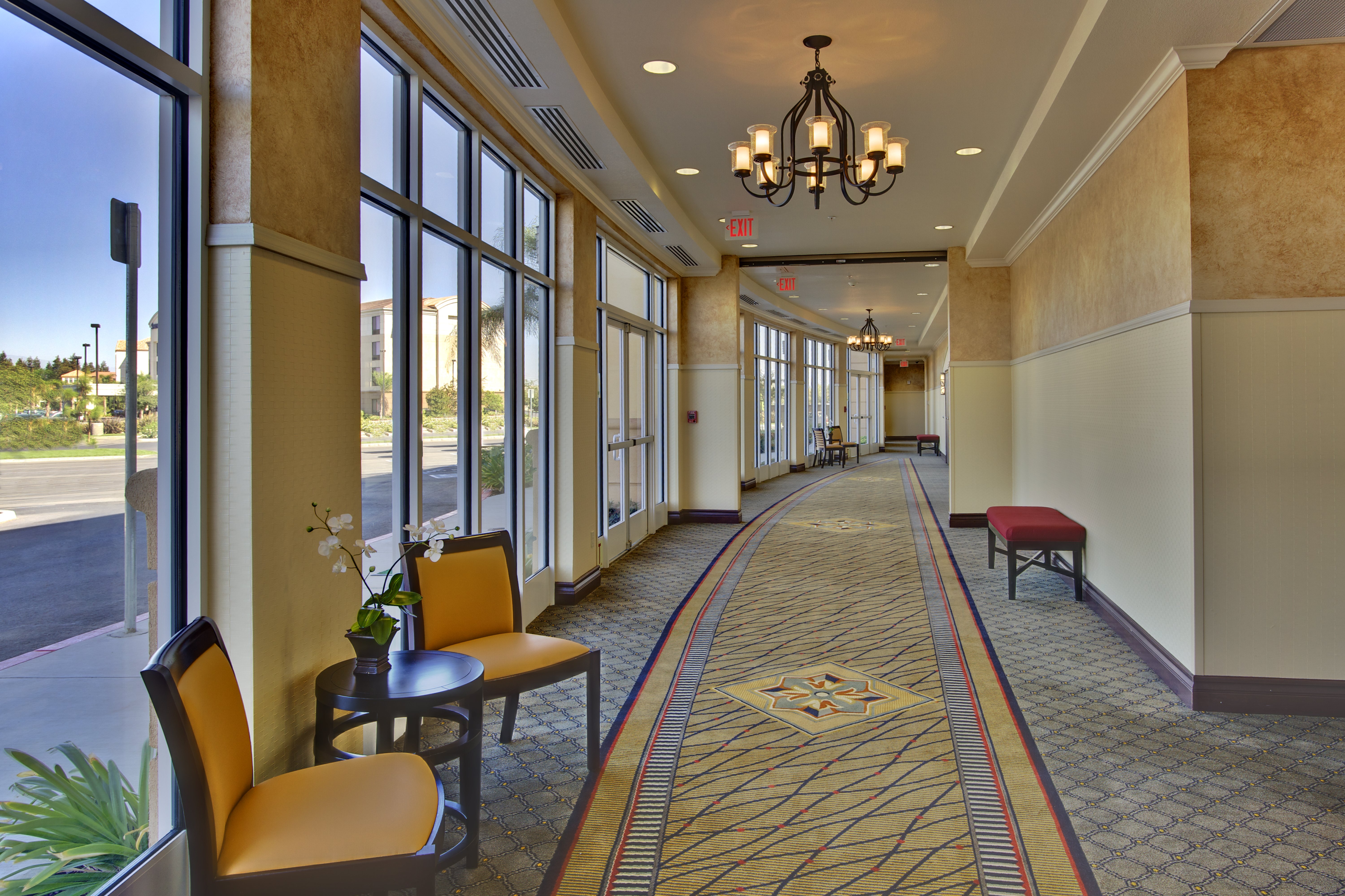 Holiday Inn Hotel Amp Suites Bakersfield North 33/57