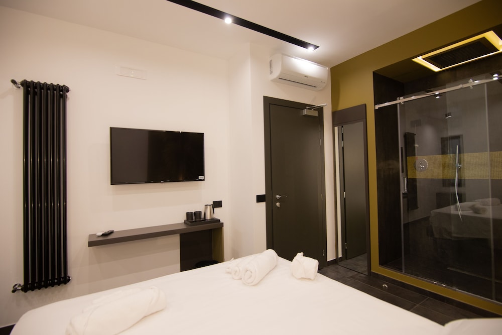 EXCLUSIVE, QUEEN BED