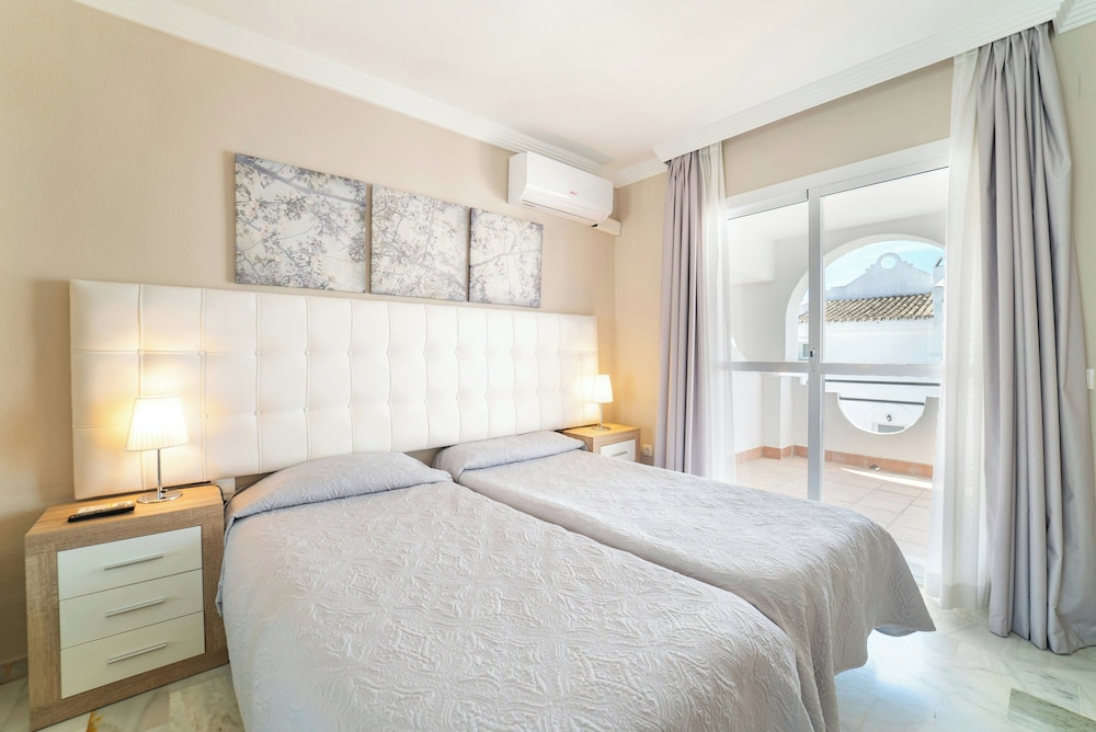 شقة بسريرين منفصلين بشرفة بغرفة نوم واحدة مع أريكة