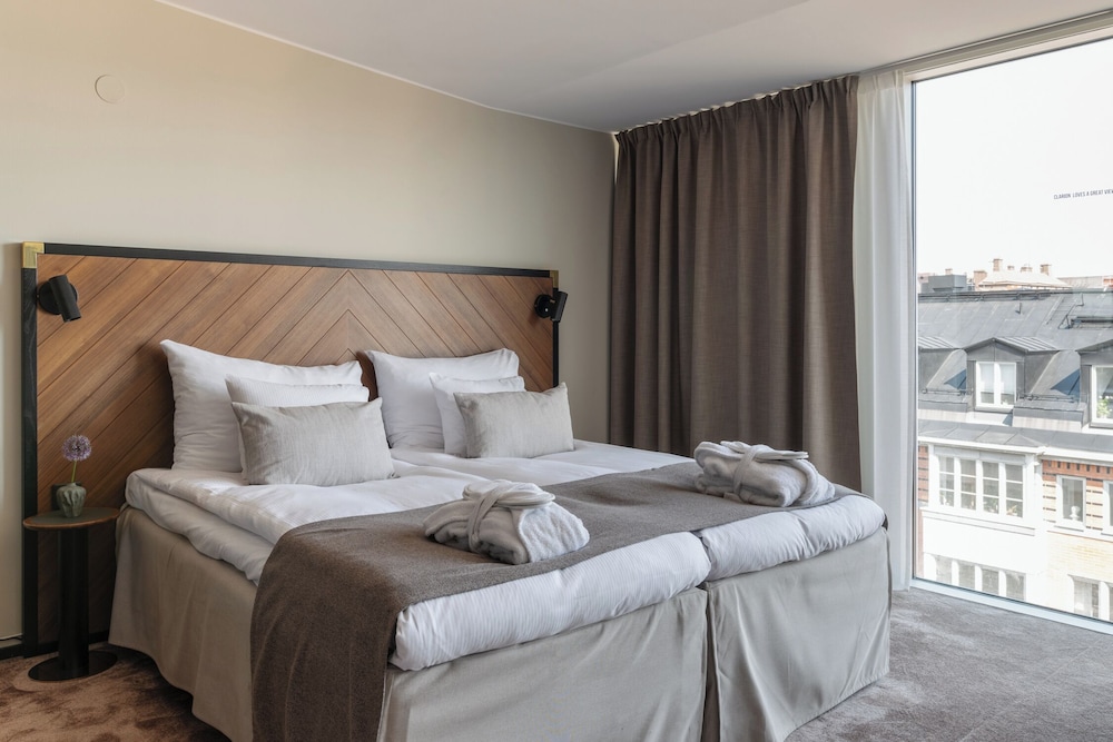 DELUXE, KING BED