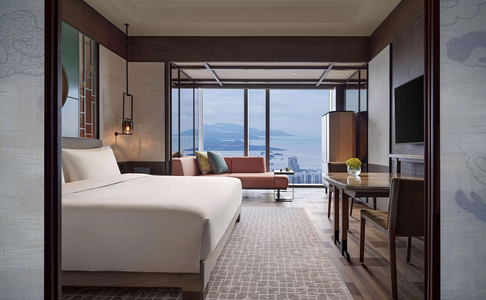 Room, King Bed, Skyline View