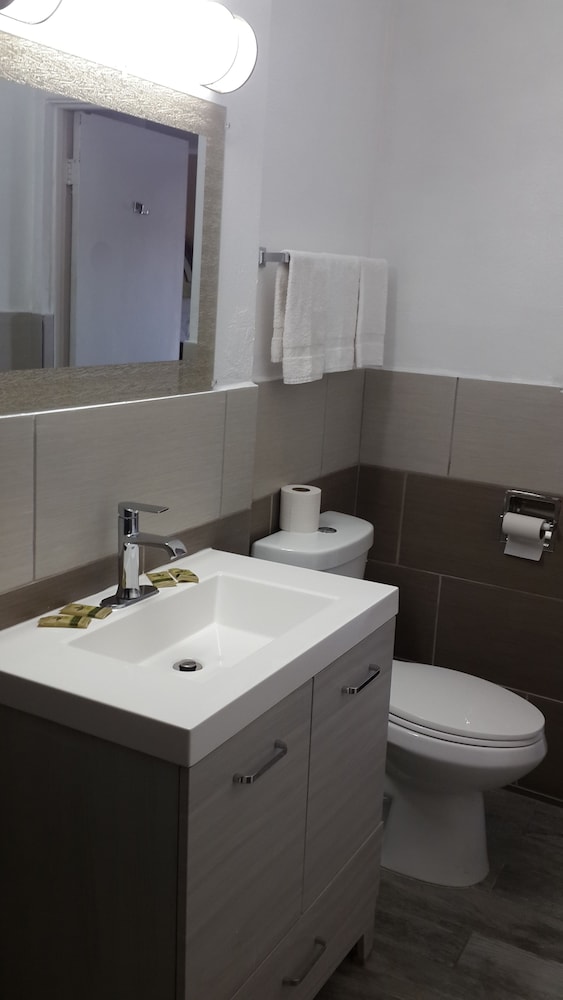 American Regency Inn Ex Rodeway Inn At Route 66 33/35