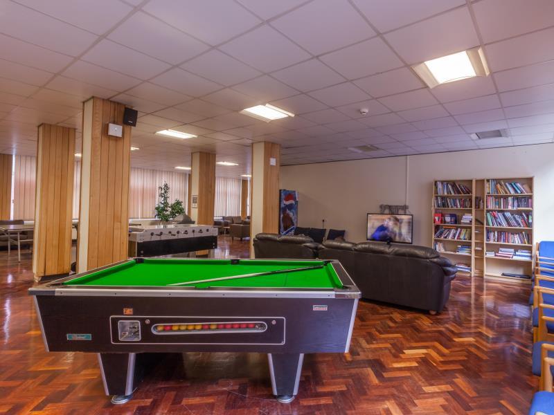 LSE Carr-Saunders Hall 17/32