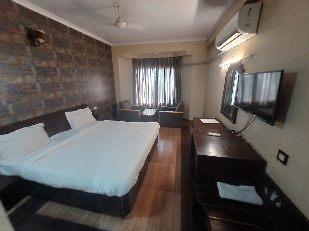 Hotel Maya International 11/50