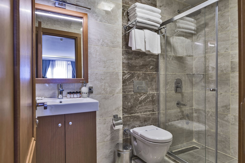 Magnaura House Hotel 12/53