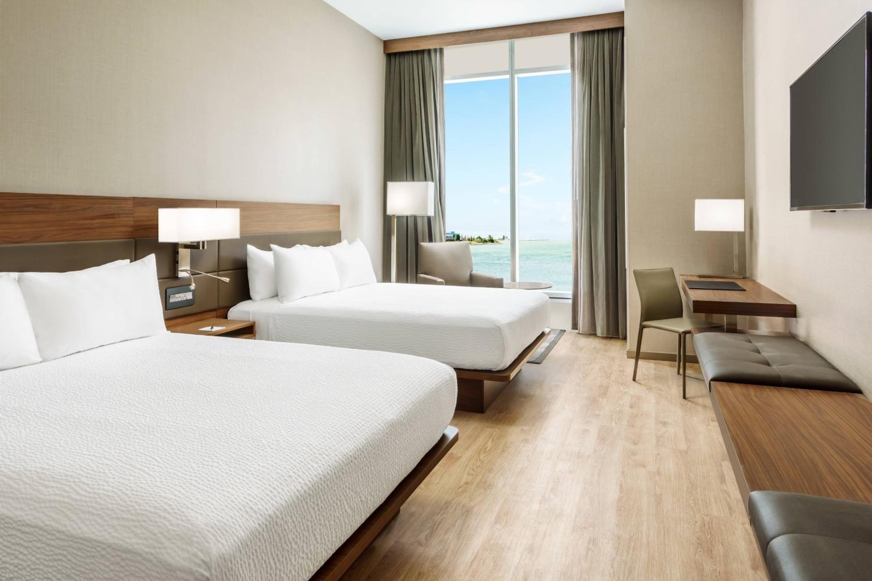 Room, 2 Queen Beds, Bay View, Bathtub, Accessible