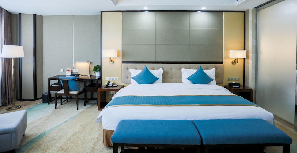 Hundred Hotel 25/60