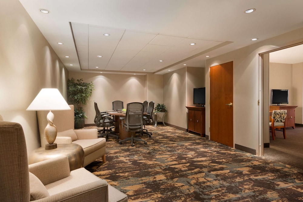 Embassy Suites by Hilton Franklin Cool Springs 22/75