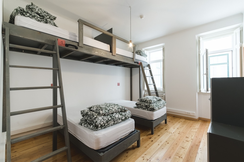 Mixed Dorm, 4 People, 2 Bunk Beds