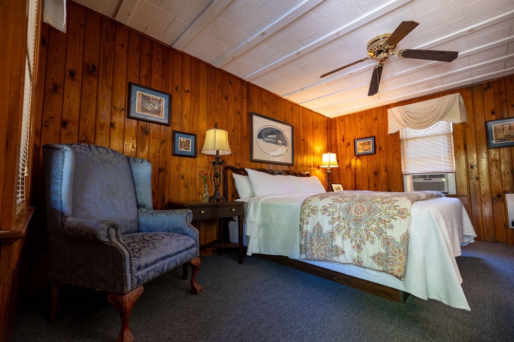 غرفة سوبيريور بسرير كينج، Mountainaire Inn and Log Cabins 2/3