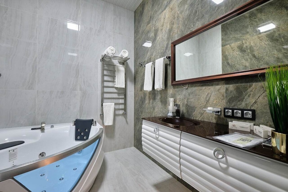East Star Hotel 50/50