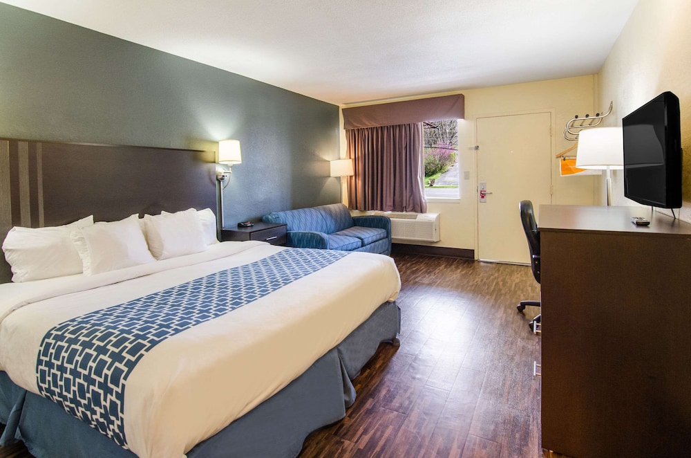 Econo Lodge Near Motor Speedway 6/15