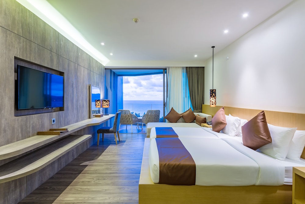Crest Resort and Pool Villas 10/50