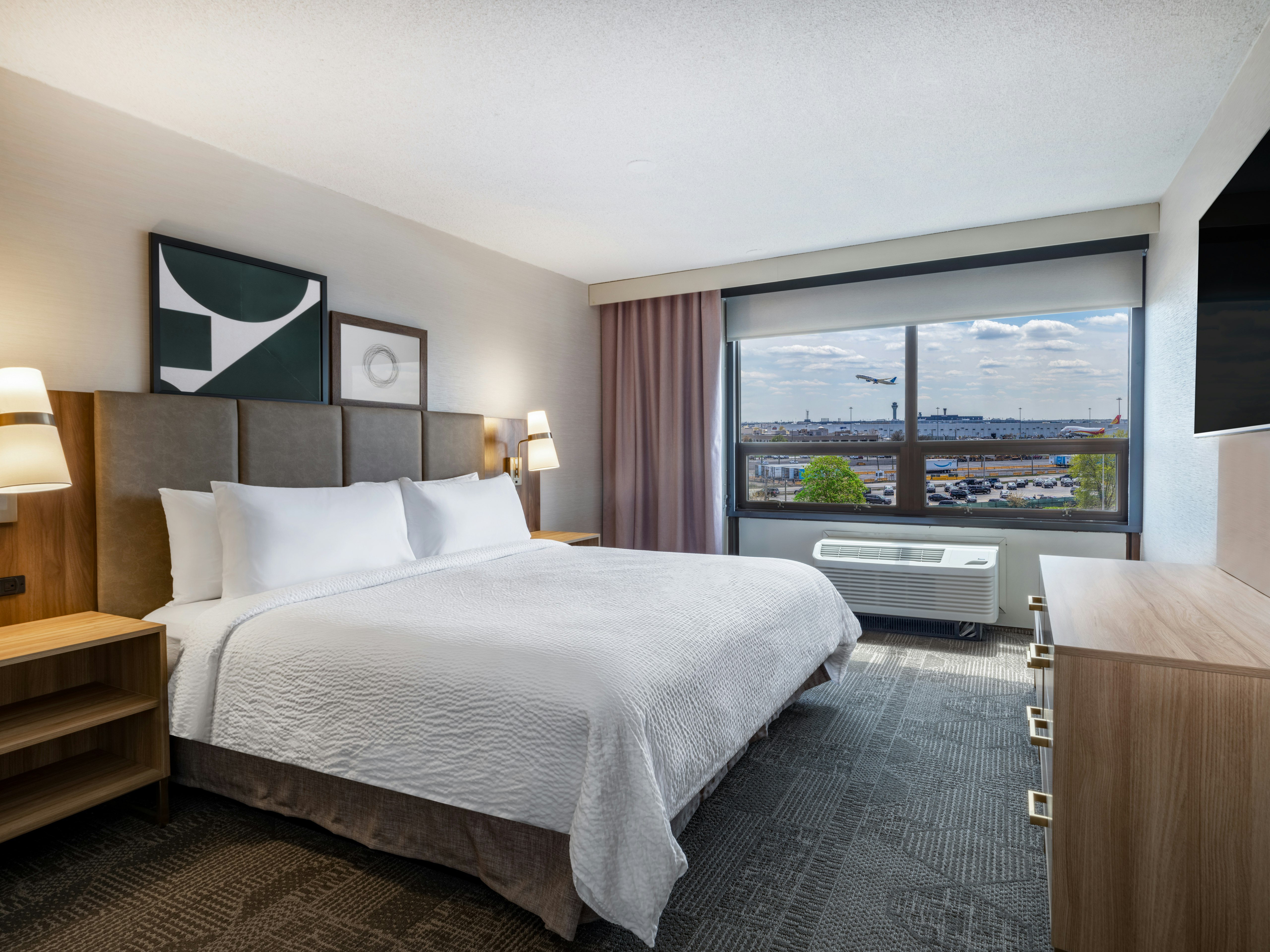 1 Bedroom, Suite, King Bed, Airport View