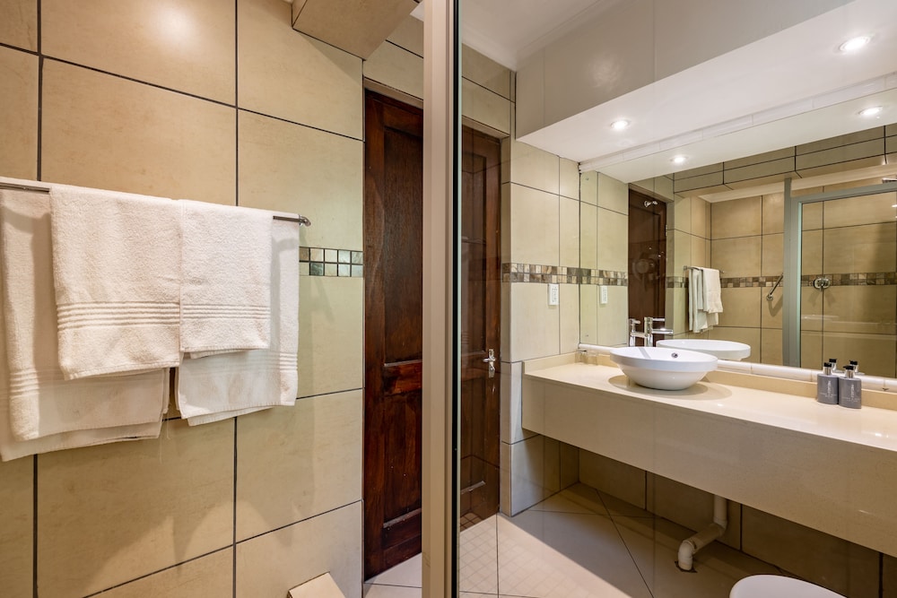 Sheppard Boutique Guesthouse 45/50