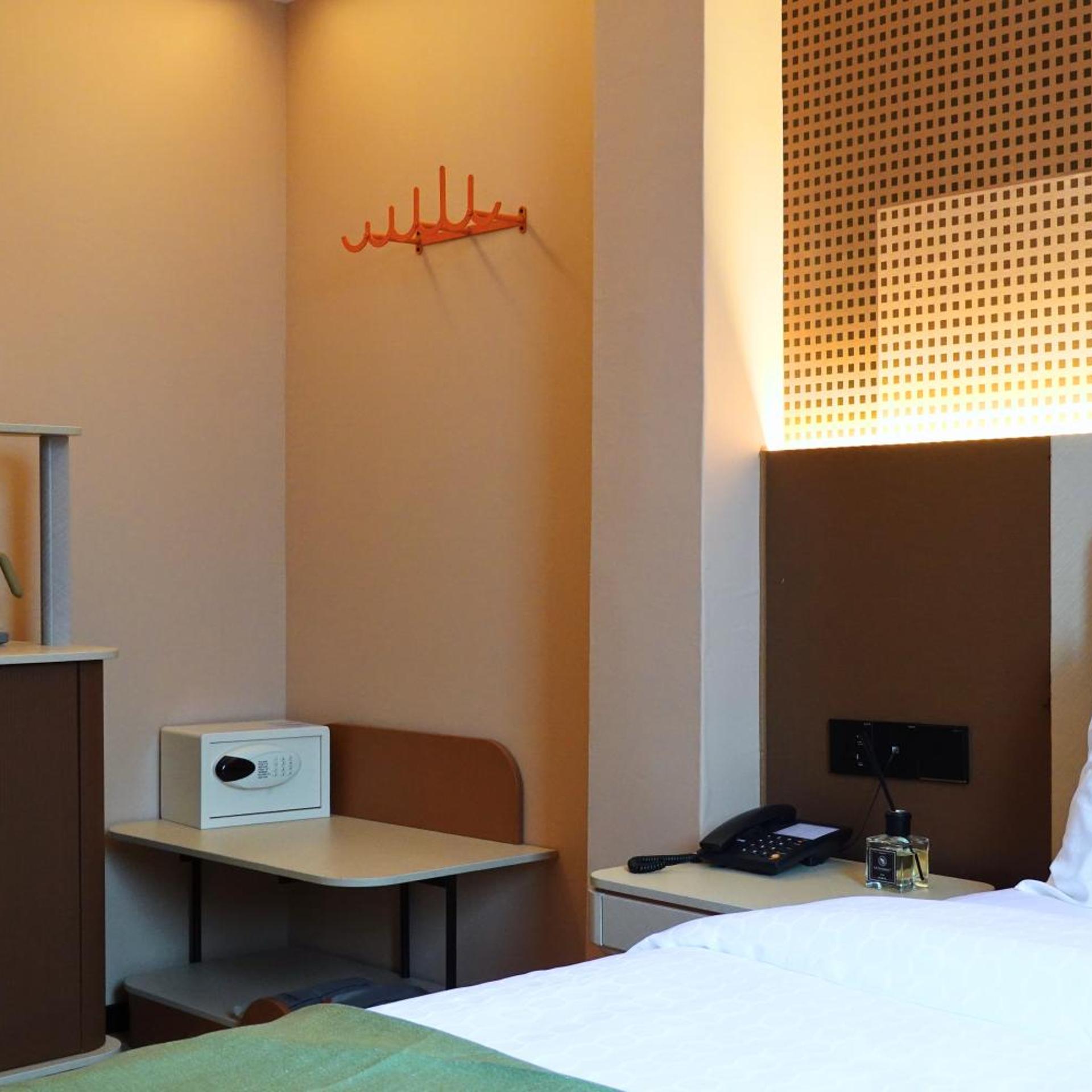 Hotel 165 15/45