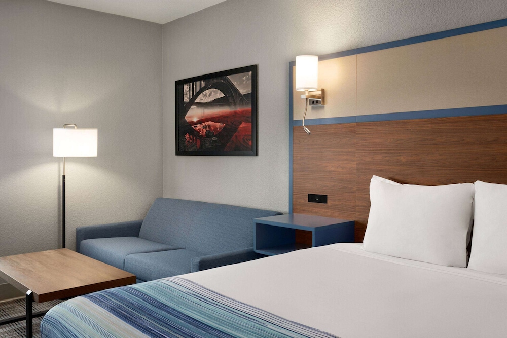 AmericInn by Wyndham Branson and Conference Center 33/62