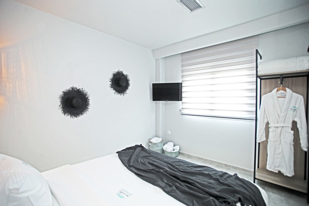 Minthi Boutique Apartments 12/50