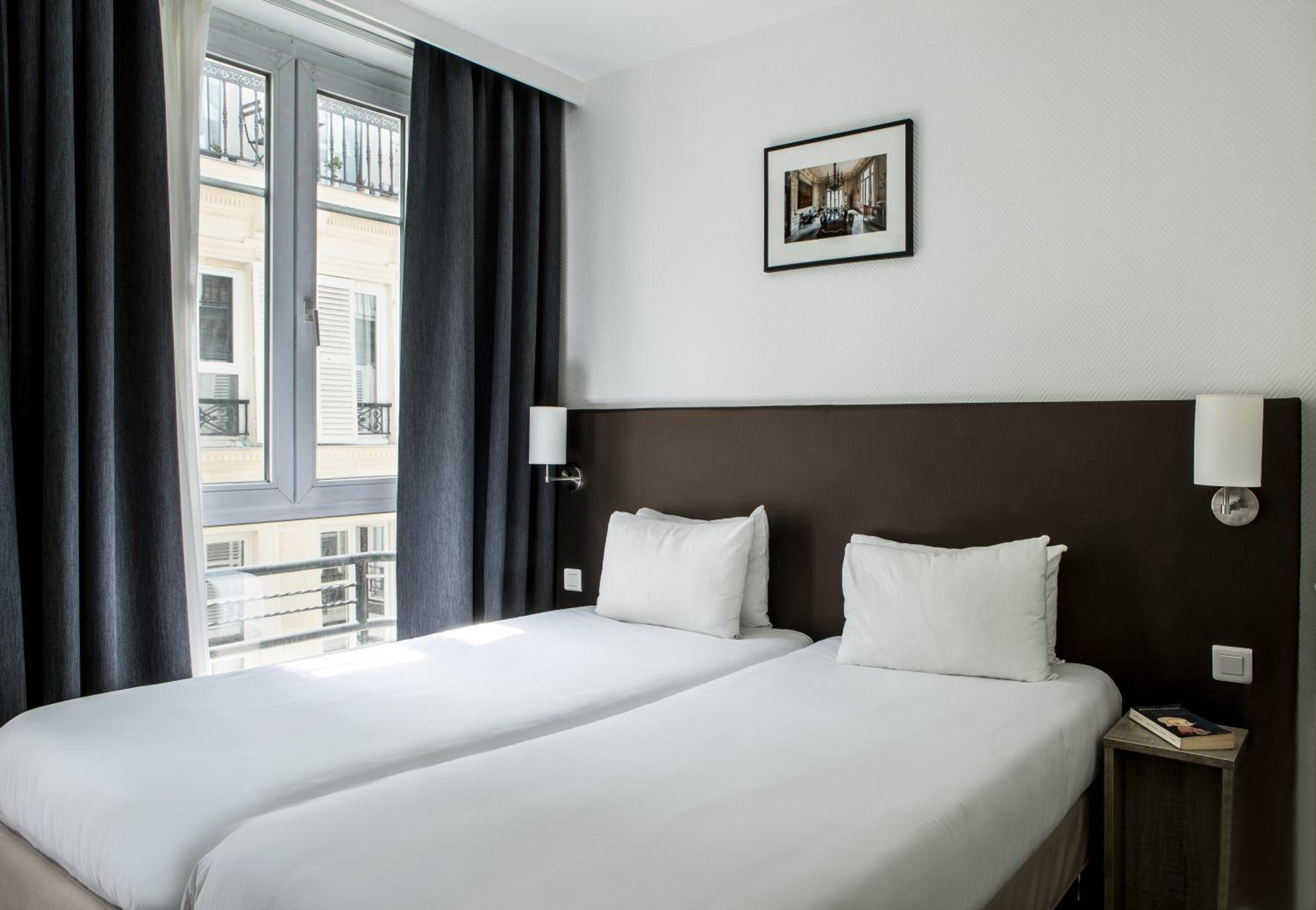 ROOM, TWIN BEDS