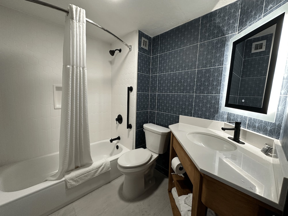 Standard, 2 Queen Beds, Ashbourne Hotel Canton/Hall of Fame I-77 2/2