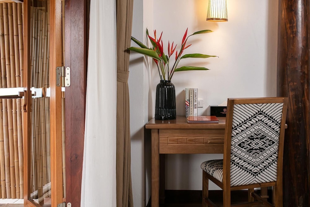 Mai Chau Hideaway Lake Resort 3/72