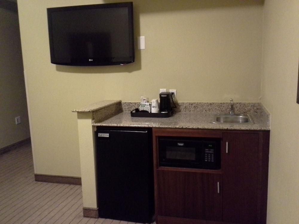 Holiday Inn Express Hotel And Suites Dallas Park Central Northeast 22/56