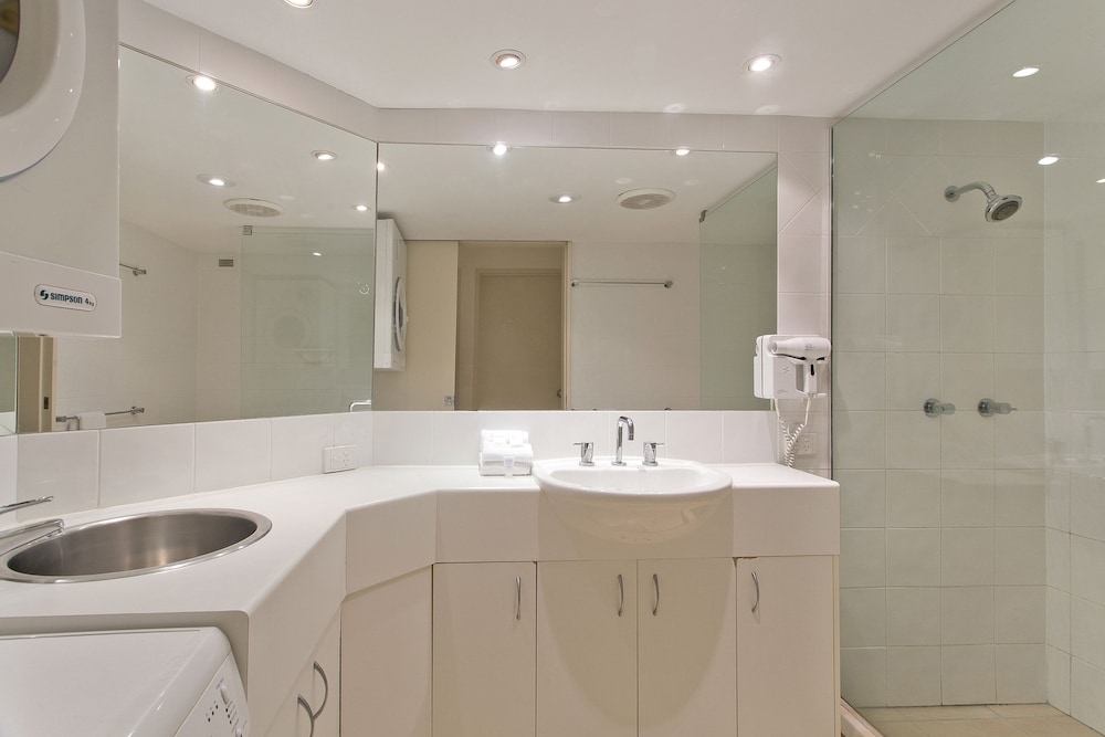 NOOSA SHORES RESORT 14/70