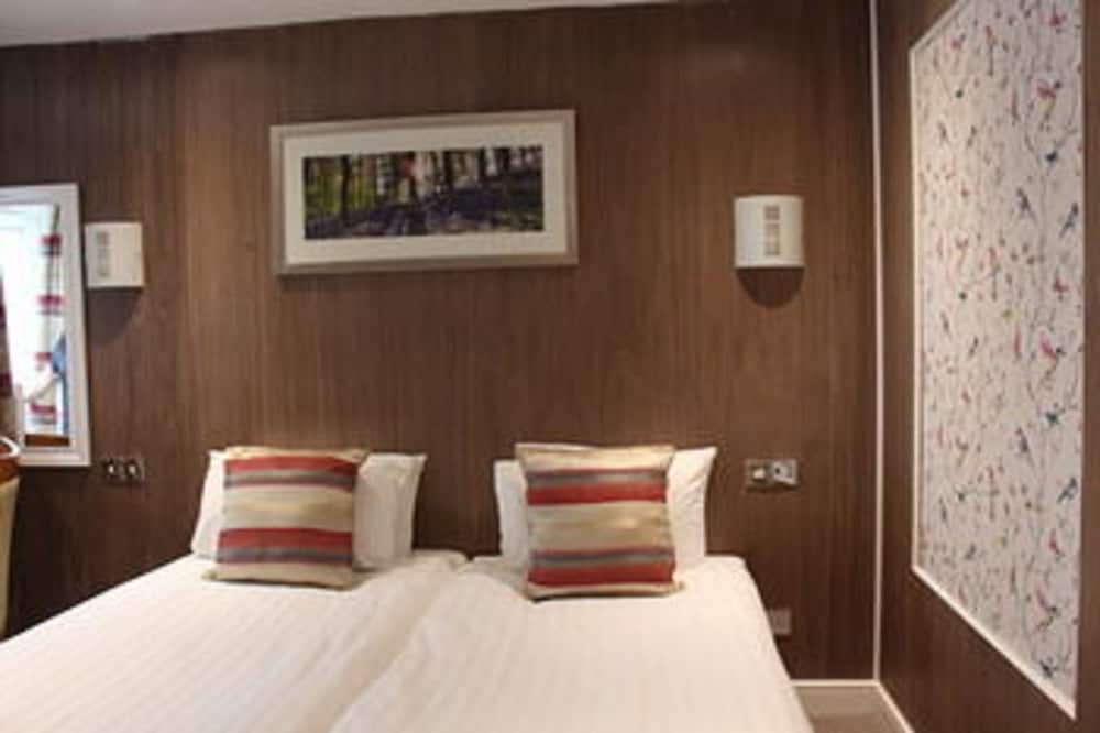 The Cheshire Hotel 32/42