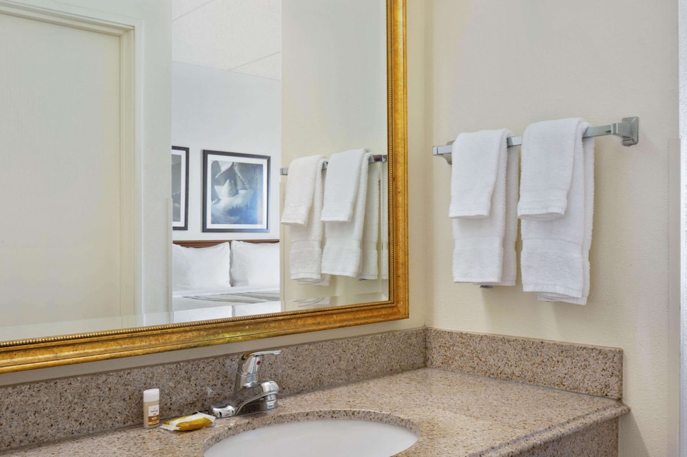 La Quinta Inn & Suites by Wyndham Sawgrass 20/55