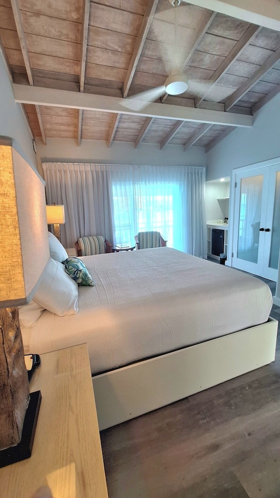 ROOM, WATER FRONT