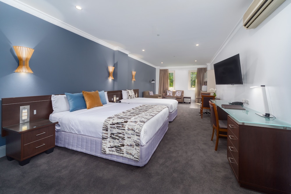 HYDE PARK INN 6/50