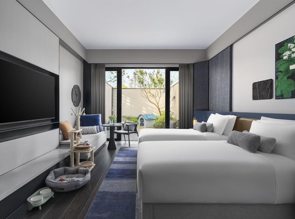 Essential, Twin Beds, Living Area, Pet Friendly