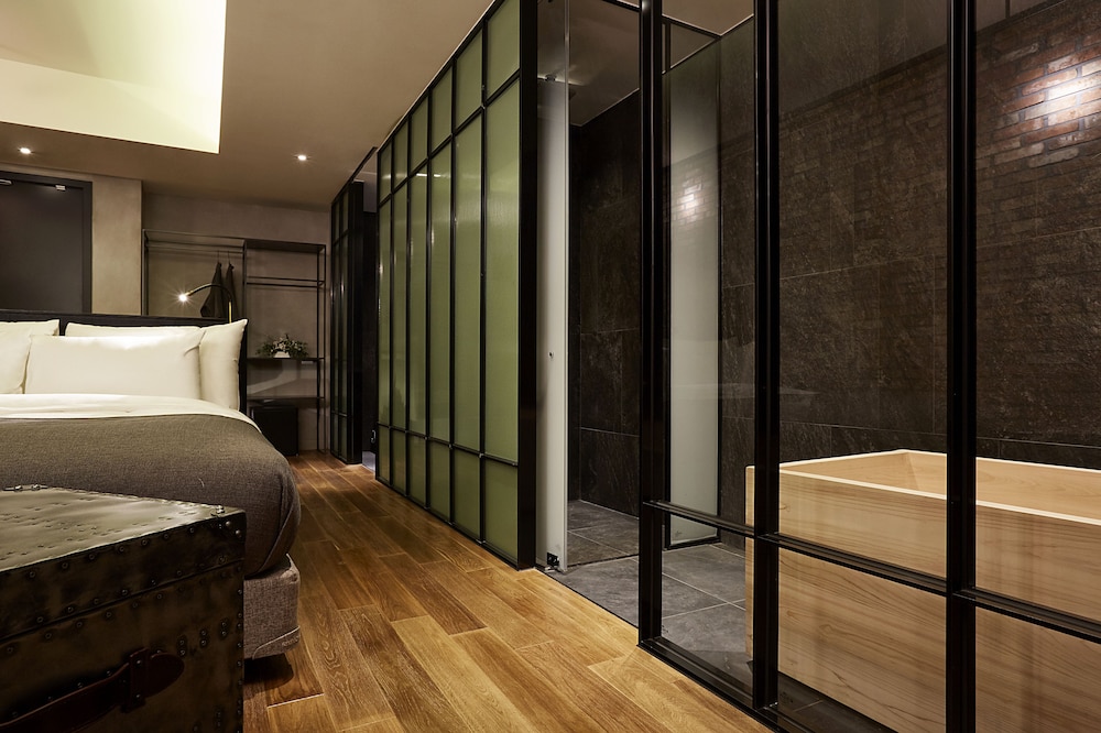 9 BRICK HOTEL 22/71