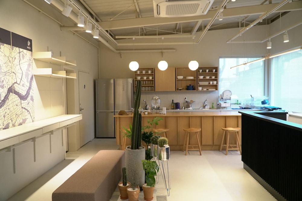 Upflo Hostel 6/60