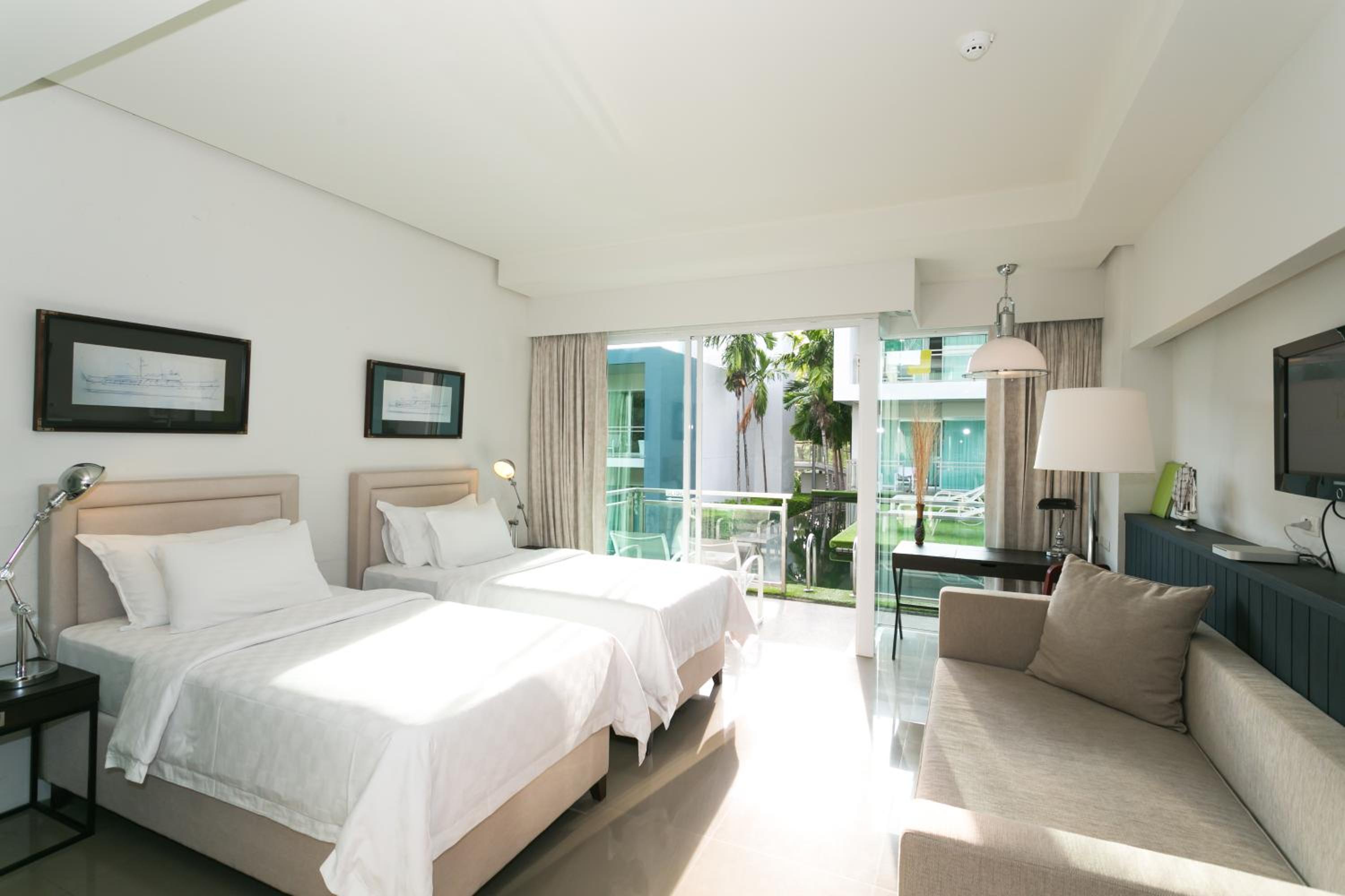 Grand, Twin Beds, Pool Access