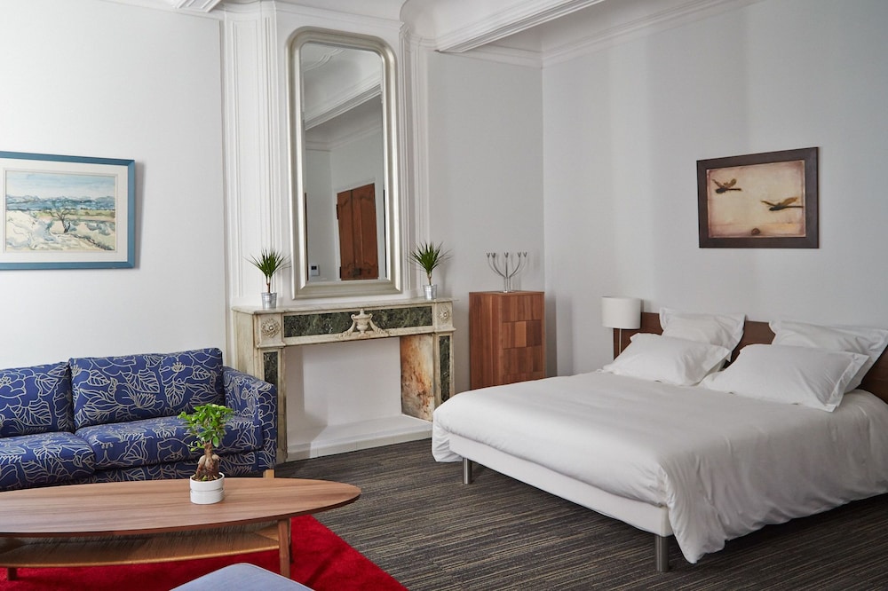 DELUXE, APARTMENT, CITY VIEW