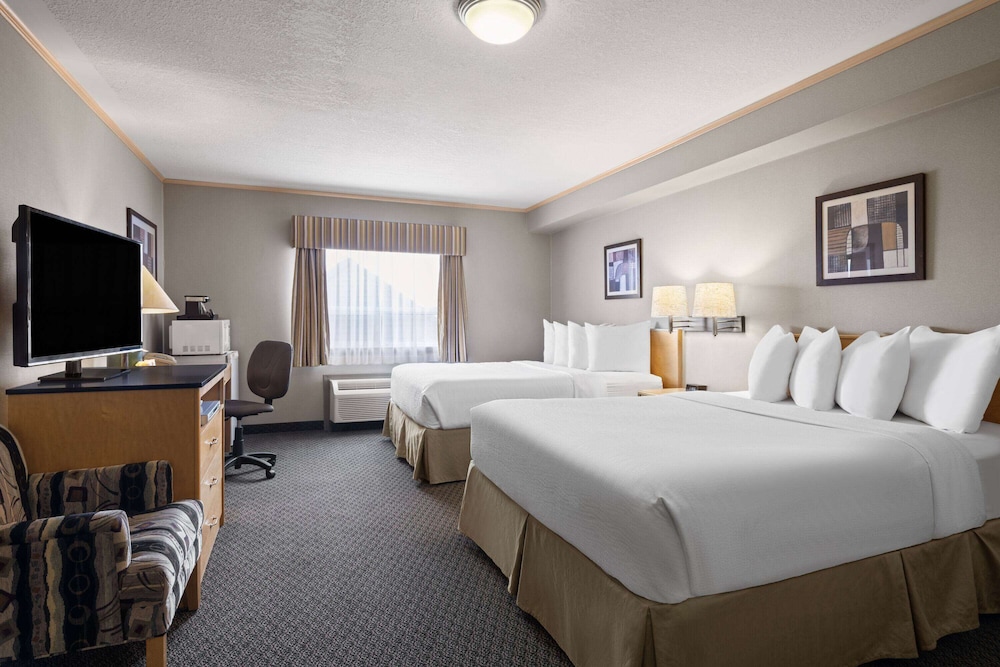 Travelodge by Wyndham Fort McMurray 11/49