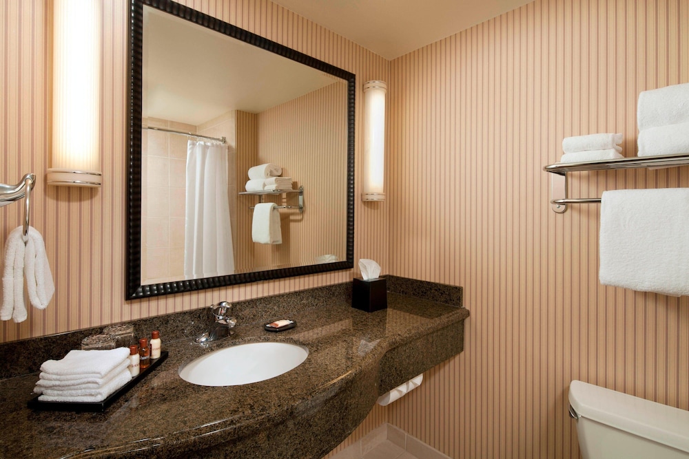 غرفة ديلوكس بسرير كينج بإطلالة على المرسى، Sheraton Sonoma Wine Country Petaluma 4/4