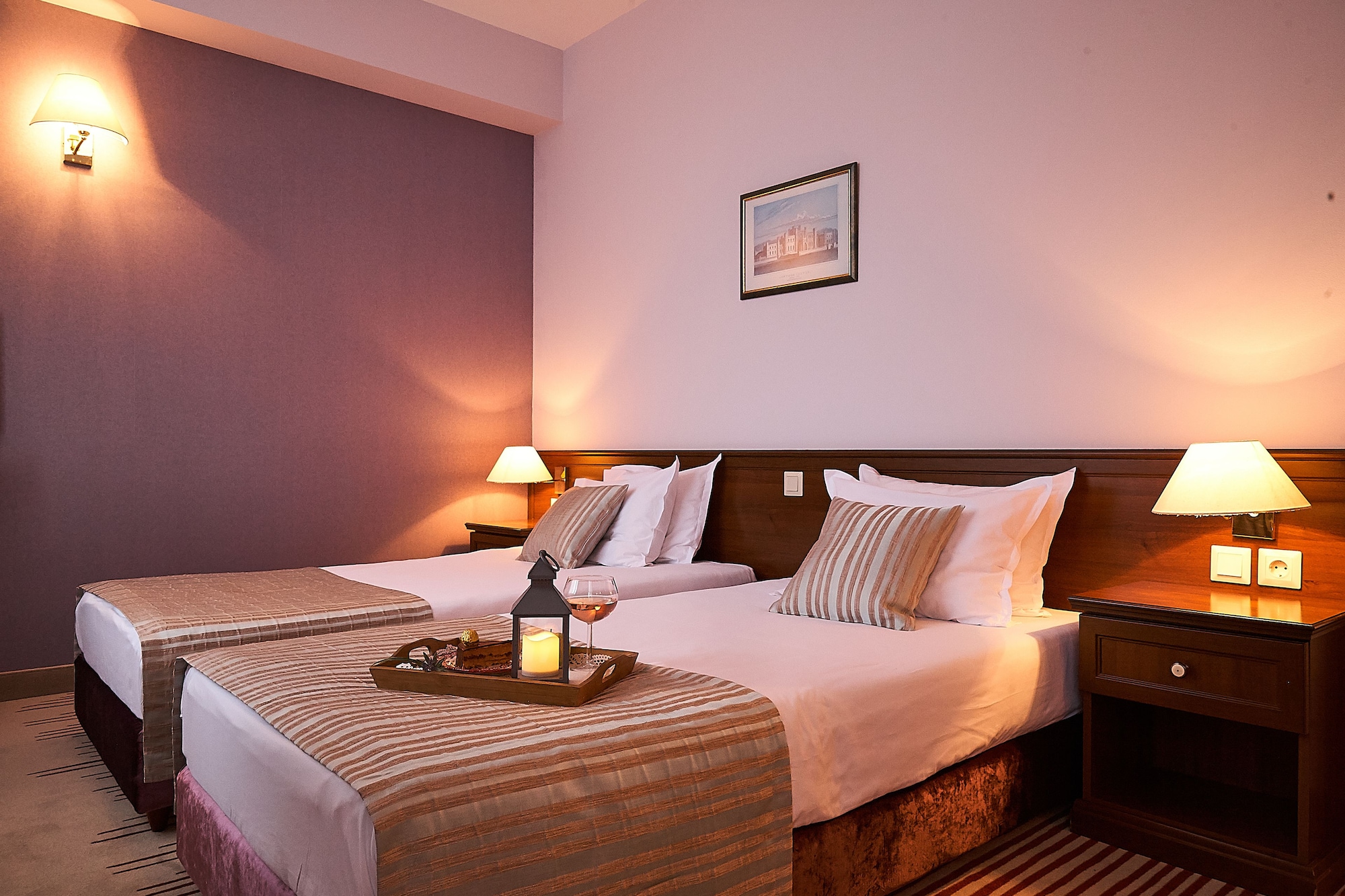 ROOM, DOUBLE OR TWIN BED