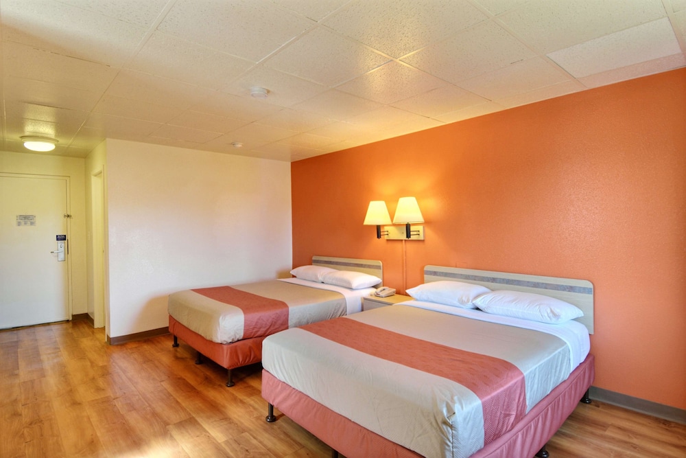 Motel6 Nashua, NH - North 23/58