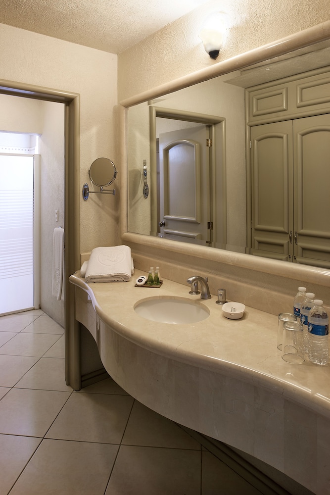 HOTEL AND SUITES QUINTA MAGNA 32/34
